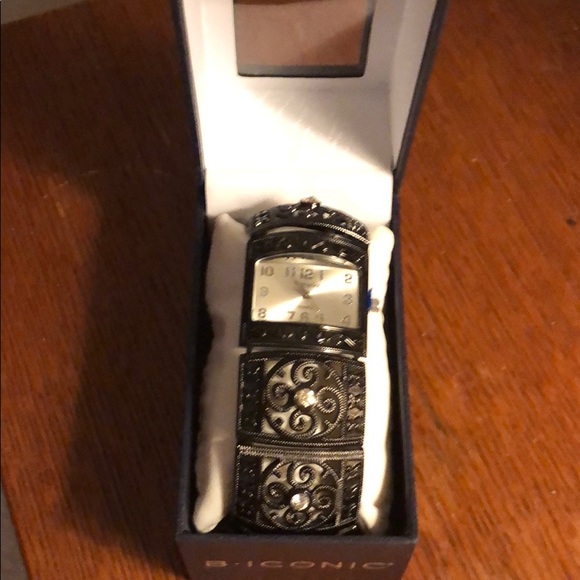 B- Iconic Metal Watch Bracelet - Picture 6 of 12